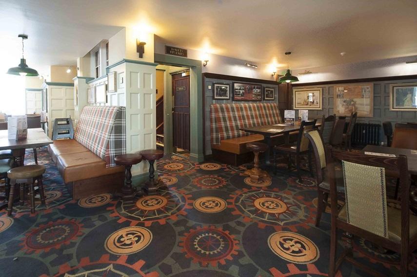 The Crown Hotel Wetherspoon Бигълсуейд Екстериор снимка