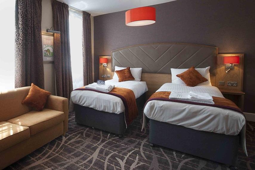 The Crown Hotel Wetherspoon Бигълсуейд Екстериор снимка
